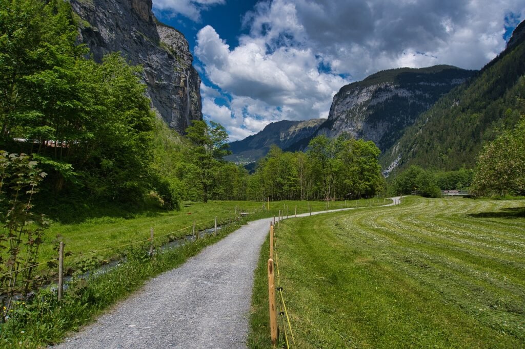 road, valley, mountains-5206488.jpg