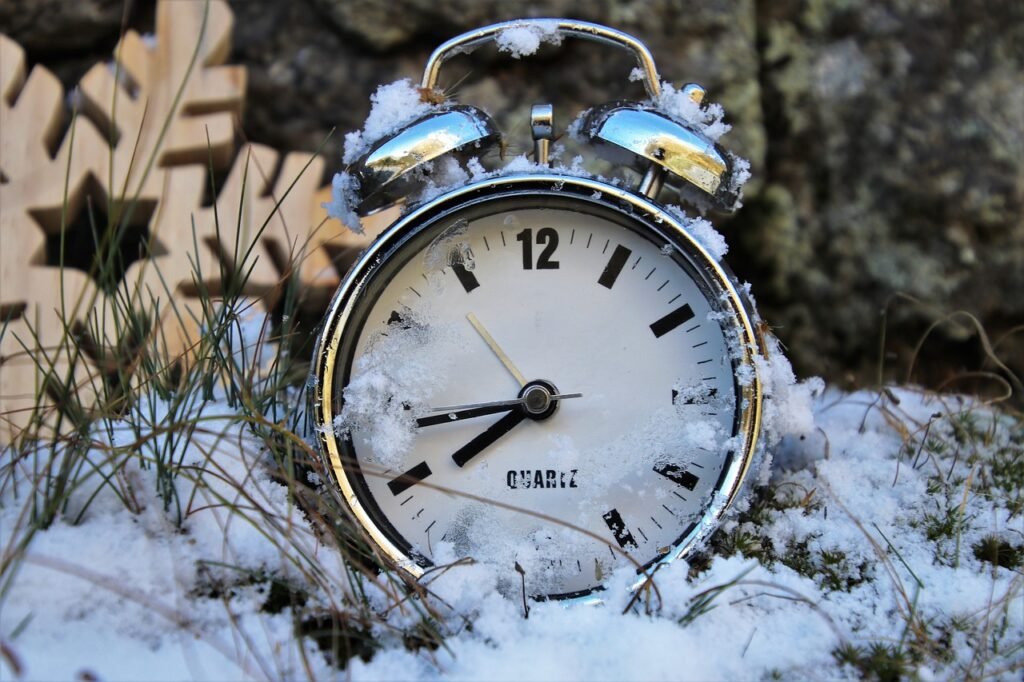 winter, time pointing, clock-3720072.jpg